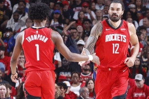 美记指出，阿门与亚当斯均无法有效拉开进攻空间，若申京能保持三分投射威胁，火箭的进攻局面将更为有利。