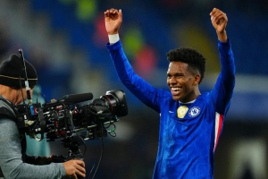 德塞利：埃斯特旺需要时间来适应英超的对抗强度与比赛节奏，即便是像我这样强悍的球员当初也得经历适应的过程。