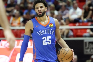 SGA与阿杰伊-米切尔的配合风格类似街头篮球，他并不依赖于繁复的固定战术体系。