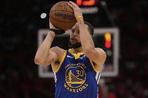 历史单场砍下40+且罚球次数不足10次的球员榜单：库里以51场高居榜首，乔丹位列第二，詹姆斯排名第六。