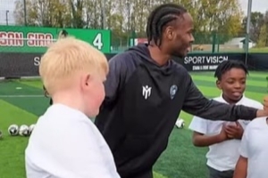 斯特林近日因无球可踢，转而带领小学生进行足球训练，俱乐部方面已将其排除出蓝军阵容计划。