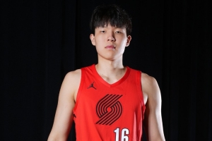 媒体人认为，杨瀚森的职业生涯开局遭遇困境，主要源于他与开拓者队整体的战术节奏未能形成有效同步。