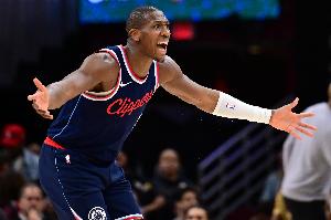 卢：邓恩和科林斯在第一节末段登场，为球队注入了活力，防守端的贡献尤为突出。