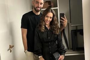 B费透露，妻子说服他留队，妻子反问他是否已在曼联做到一切，并深知他尚未做到。