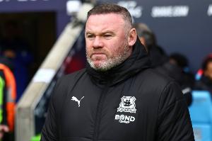 太阳报：鲁尼酒后曾借酒劲挑战英国拳王卡尔扎吉，上去就打中肋骨