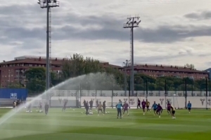 西班牙媒体报道，孔德今日参加了球队训练，而拉菲尼亚、莱万、奥尔莫等多名球员则缺席。