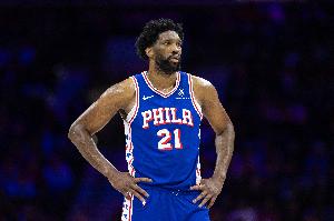 纳斯：因恩比德有出场时间限制，巴洛在对阵绿军的比赛末节出任中锋。