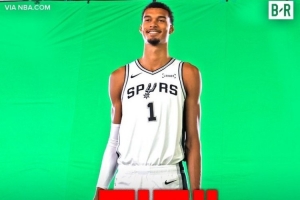 文班亚马的身高远不止2.26米，他希望大家关注他的篮球技术，而非身体尺寸。