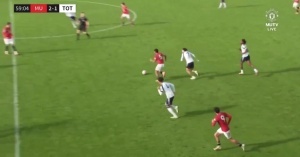 莱昂在曼联青年队比赛中上演精彩个人秀，一条龙破门打入红魔生涯首球。