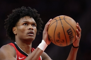 拉加-贝尔：KD和申京能吸引包夹，阿门必须把握住那些空位出手机会。