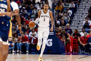 司机：文班亚马的球风宛如在打电子游戏，他恨不得将篮筐周围的一切都暴力劈扣。