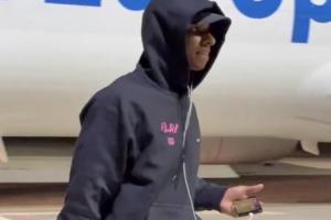 拉什福德下飞机时被拍到在看球，球迷推测他是在关注曼联。