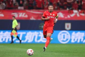 海港跟队记者透露，蒋光太因感冒未达到首发要求，而加布里埃尔则因伤缺阵。