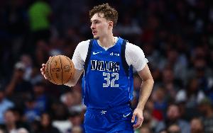 基德：只要全员健康未达成，球队将继续沿用以弗拉格担任控卫的阵容配置。