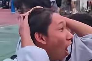 这球够吹一辈子！中学生篮球班赛，球员面对贴身防守命中后场绝杀三分。