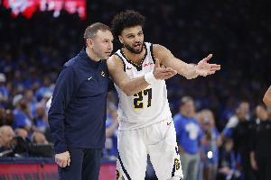 穆雷盛赞阿德尔曼：他给予球员充分信任与自由，堪称进攻战术大师。