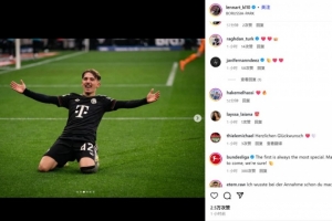 17岁卡尔社媒晒出滑跪庆祝照，德甲官方回应：联赛首球意义非凡。