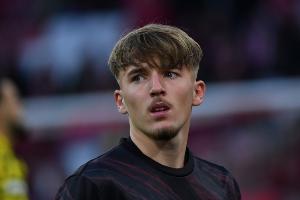 身高168的卡尔，左脚世界波连轰，还上演了中路一条龙与右路内切。