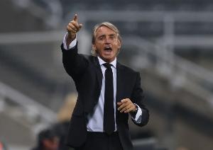 迪马济奥透露，尤文图斯正与斯帕莱蒂就薪资及项目计划展开谈判，曼奇尼则被视为备选方案。