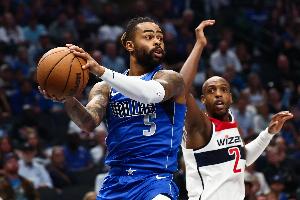 拉塞尔表示，教练正在尝试不同的阵容组合，而他需要做的就是时刻保持准备状态，随时等待上场机会。