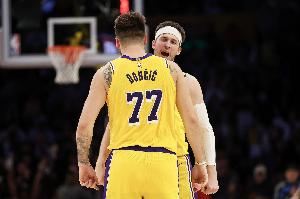 里夫斯单场砍下50分11篮板9助攻，过去40年仅第四人，成就比肩东契奇、威少与哈登。