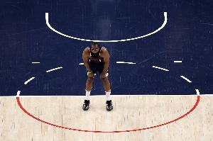 哈登：比赛分为上下半场，通过观看录像、总结经验并及时调整，我们做到了这一点。