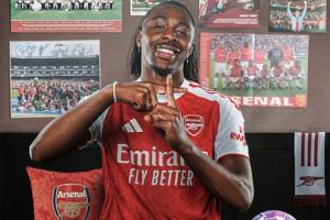 詹俊指出，阿森纳管理层与教练组具备前瞻性，他们在引援方面着重强化防守，从而进一步巩固了球队的后防优势。