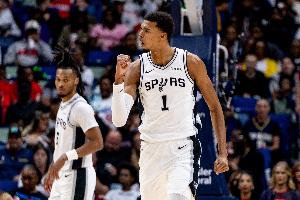 文班：连续作战五天三赛虽感疲惫，但体能状况较以往已有显著提升，对明日的背靠背比赛充满信心。