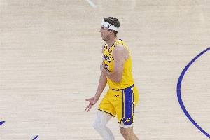 Skip：里夫斯已是巨星，却甘愿为詹姆斯和东契奇让出球权。