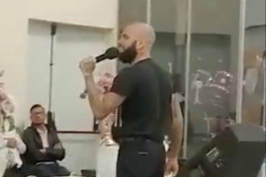 西媒称，阿尔维斯在因性侵指控入狱后，近来已成为一名传教士。