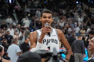 文班亚马：马刺队史从未在开赛取得5胜0负？那就让我们来创造历史吧！