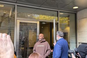 《拓记：比卢普斯广受拥戴 其被捕致球队氛围如葬礼般压抑》