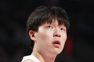 刘维伟：杨瀚森第二节是否准备不足？面对艾顿有些难以招架。