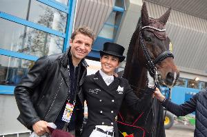 因踢球与妻子分居三个月，穆勒坦言会想起家人，但并未感到想念。