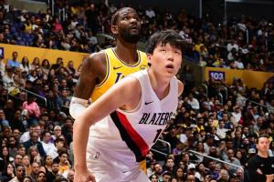 因未能赢得信任，杨瀚森在下半场几乎全程枯坐板凳，表现低迷，全场仅得到1分1篮板1失误。