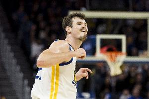 科尔谈波斯特：他是比赛焦点，毫无畏惧的关键球与出色防守值得高兴