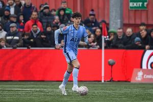 伤兵满营！镜报：热刺小将阿奇-格雷小腿受伤，预计缺阵一个月