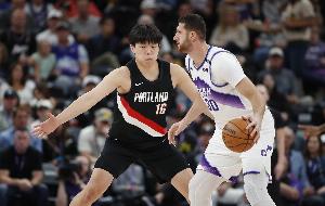 媒体人提醒杨瀚森，务必保持专注，全力以赴完成球队所要求的各项任务。