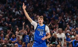 昔日浓眉为他遮风挡雨，今日弗拉格迎来真正成人礼。