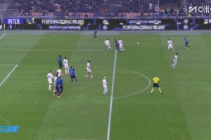 裁判专家指出，裁判在比赛中未判给国际米兰一粒点球，因为紫百合的后卫存在明显的拉拽行为。