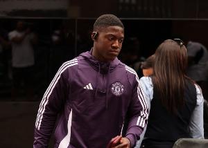 罗马诺报道称，曼联决心留下梅努和齐尔克泽，而西汉姆联则希望将这两人租借半年。