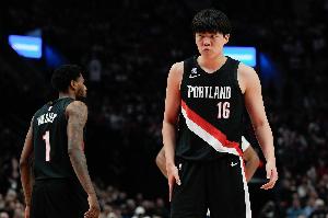 媒体人：让杨瀚森和克林根这类大中锋拉到外线打五号位，其战术定位会显得很尴尬。