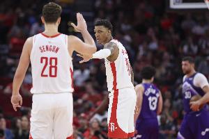 申京谈助攻：我就是努力找到手感热的队友。