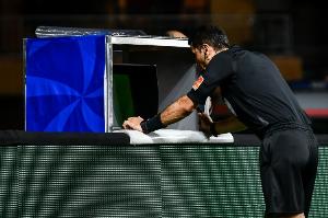 记者驳斥“裁判VAR能力退化”指控：误判在所难免，此说法言过其实。