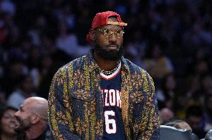 与詹姆斯讨论过退役？安东尼回应：尚未谈及，当前是非常敏感的时期。