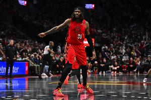 罗威评价本场发挥：那次扣篮非常精彩，而上篮则是顺势而为的即兴之举。