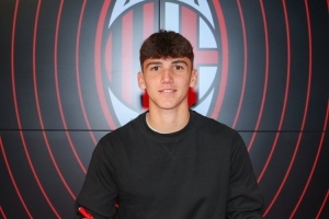 AC米兰计划与17岁中场新星埃马努埃莱-萨拉完成续约。