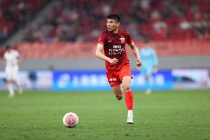 海港队已抵达泰国备战亚冠，据记者消息，李帅、刘若钒及加布里埃尔将因伤缺席。