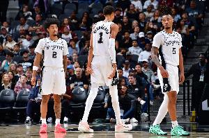 马刺队史开局豪取五连胜，解说员点评：此番连胜固然包含对阵实力较弱对手的利好因素，但球队攻防体系已初具雏形。