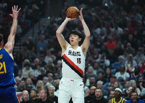 记者认为，将杨瀚森下放至G联盟有助于他保持身体状态并适应比赛节奏，这是件好事。